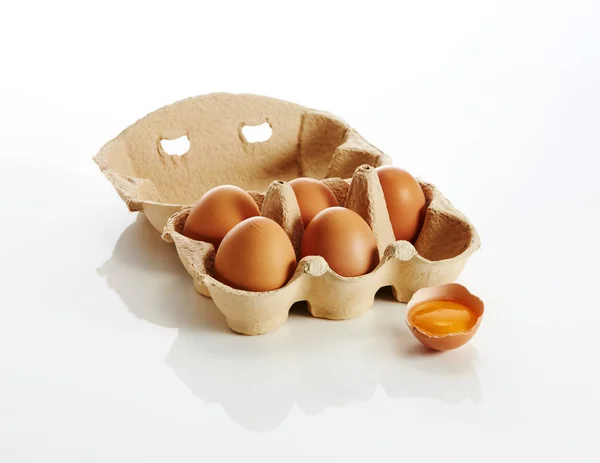 Eierschachtel Mit Braunen Eiern Und Einem Geöffneten Auf Weißem Hintergrund — Stockfoto