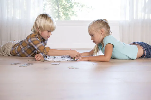 Brother Sister Lying Floor Home Playing Jigsaw Puzzle — Stock Photo, Image
