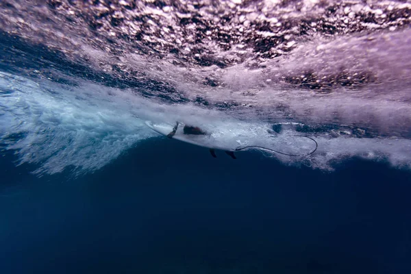 Malediver Vatten Utsikt Över Vågen Surfare Sitter Surfbräda Undervattensskott — Stockfoto