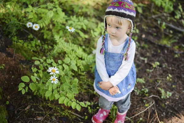 Porträt Eines Traurigen Kleinen Mädchens Mit Strickmütze Und Jeanskleid Freien — Stockfoto
