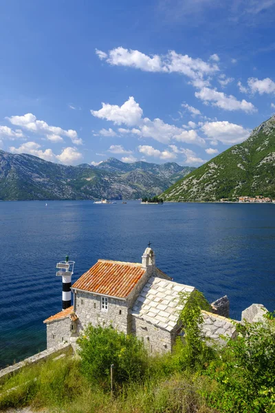 Montenegró Kotori Öböl Lepetane Közelében Világítótorony Gospe Andela Templom — Stock Fotó