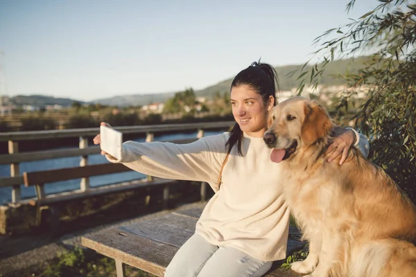 Zâmbind Femeie Tânără Făcând Selfie Câinele Malul Mării — Fotografie, imagine de stoc