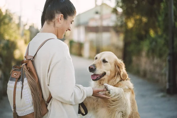 Feliz Joven Jugando Con Perro Golden Retriever Aire Libre — Foto de Stock