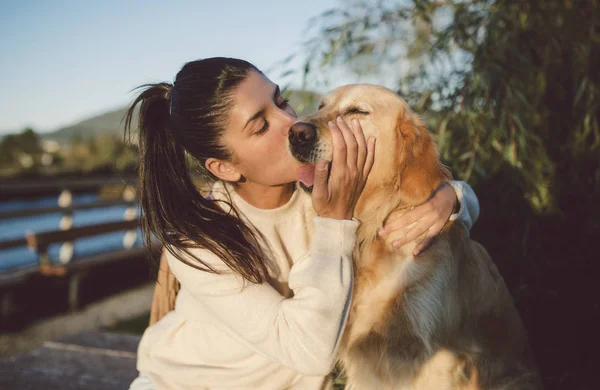 Young Woman Kissing Her Golden Retriever Dog Waterfront — Stock Photo, Image