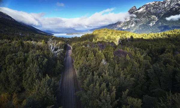 Argentina Patagonia Lago Futalaufquen Imagen Del Dron Carretera Grava Través — Foto de Stock