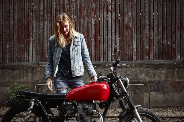 Улыбающаяся Молодая Женщина Стоит Рядом Мотоциклом — стоковое фото