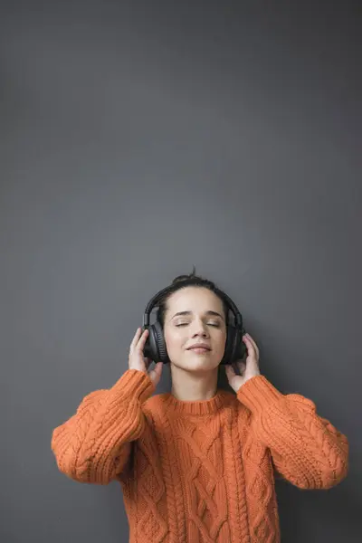 Porträt Einer Frau Mit Orangefarbenem Strickpullover Die Sich Eine Graue — Stockfoto