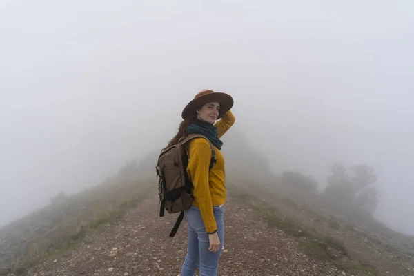 Mujer Caminando Niebla Pie Sendero Montaña — Foto de Stock