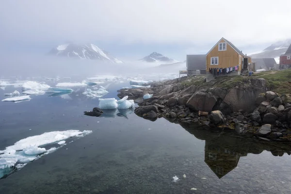Greenland Sermersooq Kulusuk Wooden Huts Shore Ice Floating Water — Stock Photo, Image