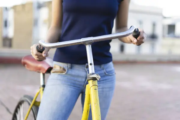 Nahaufnahme Einer Jungen Frau Mit Dem Fahrrad Der Stadt — Stockfoto