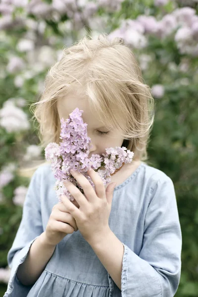 Retrato Menina Sorridente Com Flores Lilás Cheirando — Fotografia de Stock