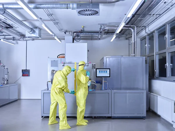 Chemicy Pracujący Laboratorium Przemysłowym Noszący Odzież Ochronną Czystym Pomieszczeniu — Zdjęcie stockowe