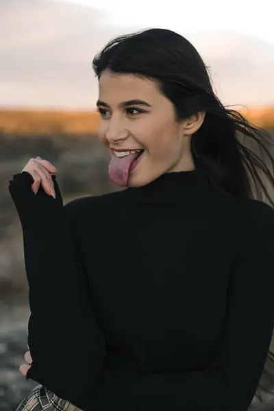 Porträt Eines Teenagers Mit Schwarzem Pullover Der Die Zunge Herausstreckt — Stockfoto