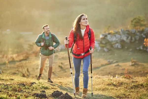 Paar Wandelingen Alpenweide Tijdens Een Wandeltocht Bergen — Stockfoto