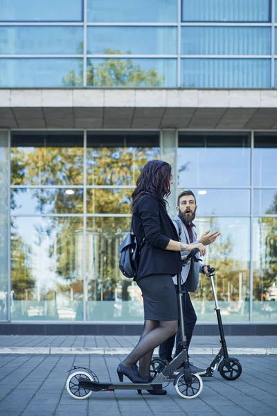 Επιχειρηματίας Και Επιχειρηματίας Σκούτερ Μιλούν Στο Πεζοδρόμιο — Φωτογραφία Αρχείου