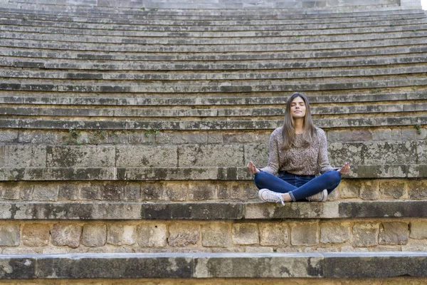 Mujer Joven Sentada Aire Libre Las Escaleras Haciendo Yoga —  Fotos de Stock