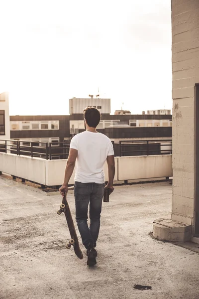 Rückansicht Junger Mann Mit Skateboard Und Bierflasche Auf Dachterrasse Der — Stockfoto