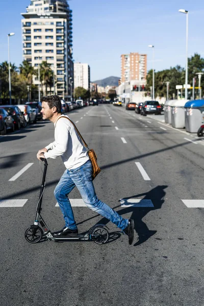 Matura Uomo Pendolarismo Città Con Suo Calcio Scooter Attraversando Una — Foto Stock