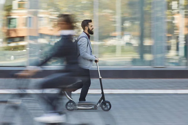 Uomo Affari Guida Scooter Lungo Edificio Uffici — Foto Stock