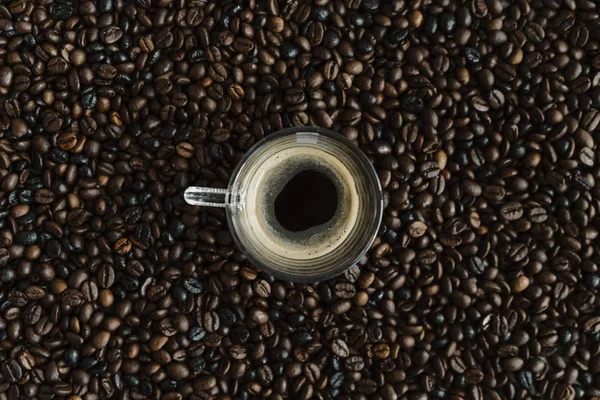 Glas Schwarzer Kaffee Zwischen Kaffeebohnen — Stockfoto