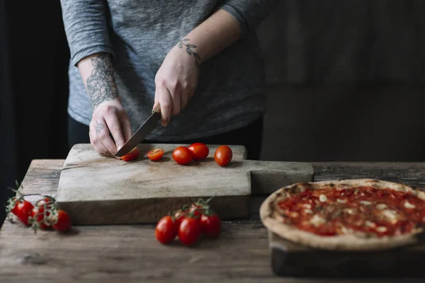 Jovem Preparando Pizza Cortando Tomates Tábua Cortar — Fotografia de Stock