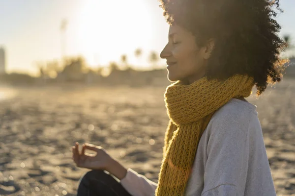 Mujer Sentada Playa Atardecer Meditando — Foto de Stock