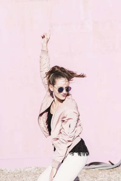 Mujer Joven Feliz Moviéndose Frente Pared Rosa — Foto de Stock