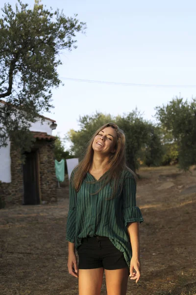 Spanje Andalusië Portret Van Lachende Jonge Vrouw Avondschemering — Stockfoto