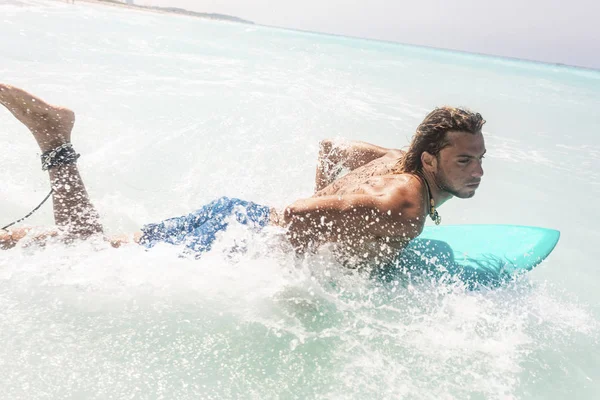 Jonge Surfer Peddelend Liggend Zijn Surfplank — Stockfoto