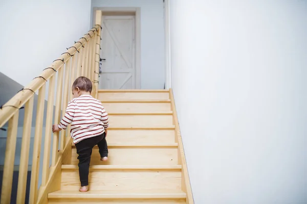 집에서 계단을 오르는 걸음마하는 어린아이 — 스톡 사진
