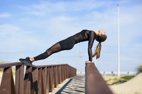 Mulher Esportiva Que Exercita Corrimão Uma Ponte Madeira — Fotografia de Stock