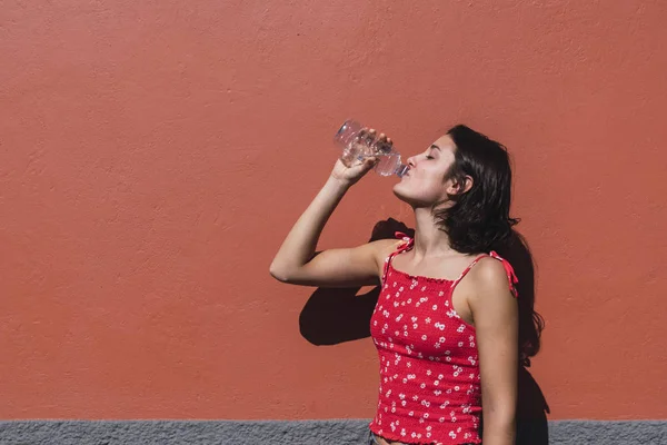 Ung Kvinna Dricksvatten — Stockfoto