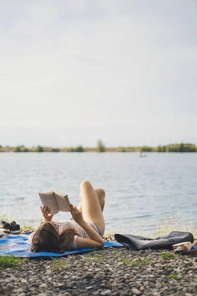 Mujer Joven Acostada Una Manta Orillas Del Lago Leyendo Libro — Foto de Stock