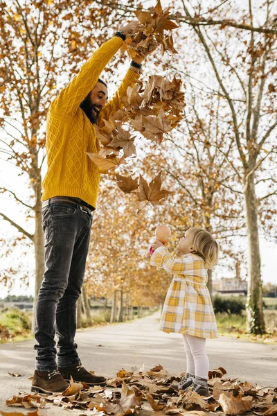 Father Daughter Enjoying Morning Day Park Autumn Throwing Autumn Leaves — Stock Photo, Image