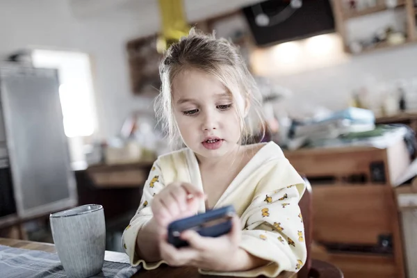 Retrato Una Niña Sentada Mesa Del Desayuno Cocina Usando Smartphone — Foto de Stock