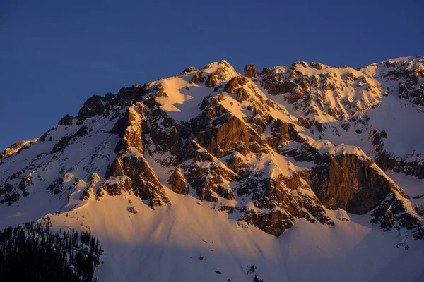 奥地利 施蒂里亚 拉姆绍 日出时冬季欣赏达赫施泰因山脉 — 图库照片