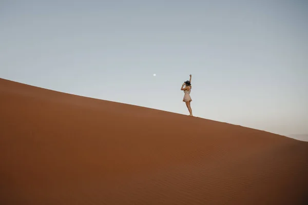 Namibia Pustynia Namib Park Narodowy Namib Naukluft Sossusvlei Kobieta Stojąca — Zdjęcie stockowe