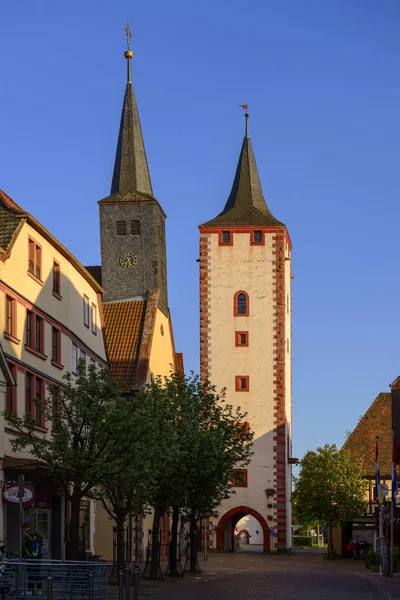 Německo Karlstadt Hlavní Silnice Nemocničním Kostelem Věží Horní Bránou Kočičí — Stock fotografie