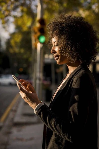 Mujer Negocios Sonriente Usando Teléfono Celular Calle Atardecer — Foto de Stock