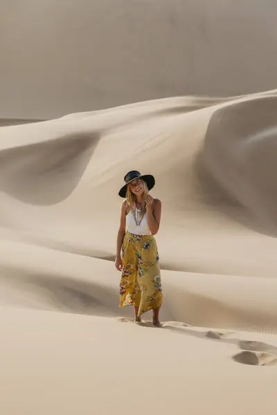 Namibia Namib Lächelnde Junge Frau Auf Wüstendüne — Stockfoto