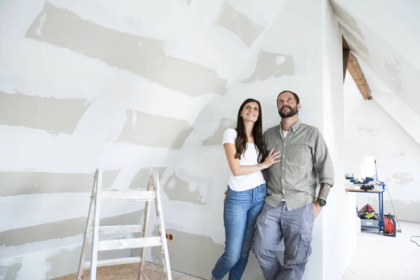 Confident Couple Standing Attic Renovated Looking — Stock Photo, Image