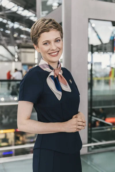 Retrato Funcionário Sorridente Companhia Aérea Aeroporto — Fotografia de Stock