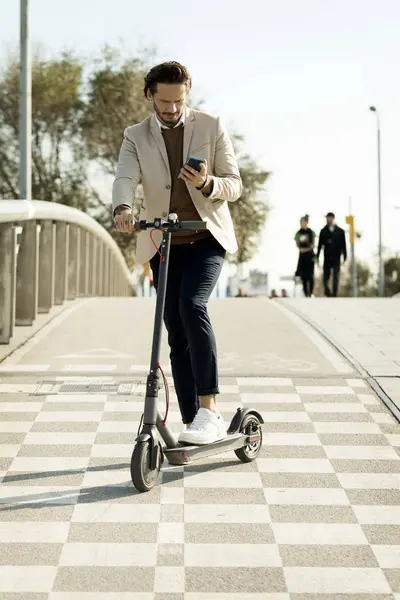 Mann Mit Roller Und Handy Der Stadt Teilansicht — Stockfoto