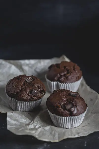 Schokoladenmuffins Papierfolie — Stockfoto