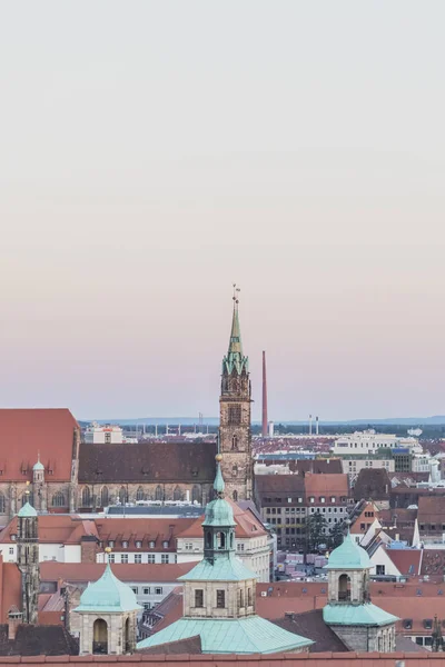 ドイツ ニュルンベルク 旧市街 タウンホールと聖ローレンツ教会と夜の都市景観 — ストック写真