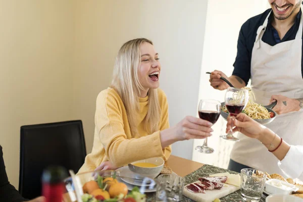 Amigos Almoçando Juntos Bebendo Vinho Tinto — Fotografia de Stock