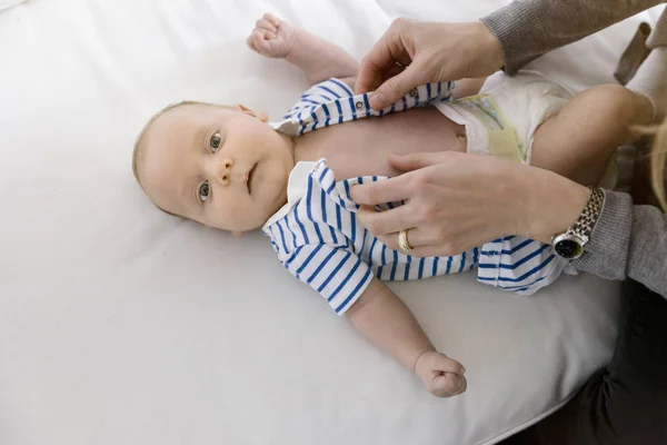 Bebe Garcon Pleurer Tout En Obtenant Changement De Couche Couche Culotte Fils Stock Photo Bebe Garcon Pleurer Tout En Obtenant Changement De Couche Couche Culotte Fils Stock Photo