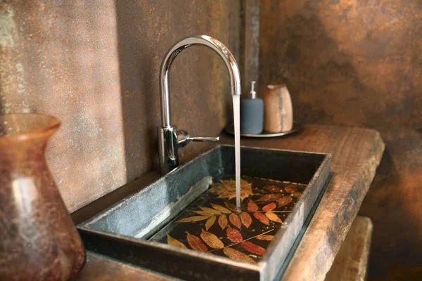 Lavabo de baño y grifo de acero inoxidable en el baño con revestimiento de pared de acero Corten - foto de stock