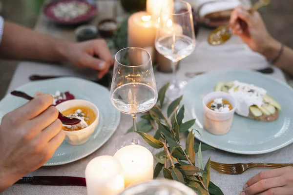 Gros plan du couple qui prend un repas romantique aux chandelles à l'extérieur — Photo de stock