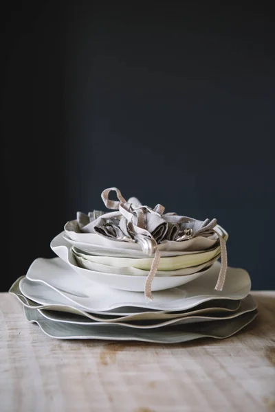 Складані тарілки та столові прибори на буфеті — стокове фото